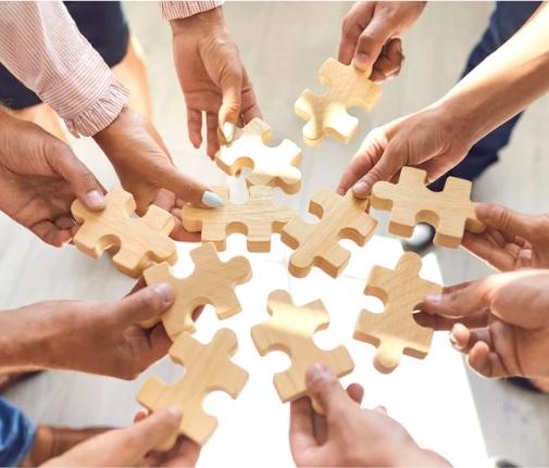 A group of hands holding puzzles

Description automatically generated